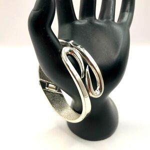 Elegant Silver-Tone Hinged Bangle Bracelet